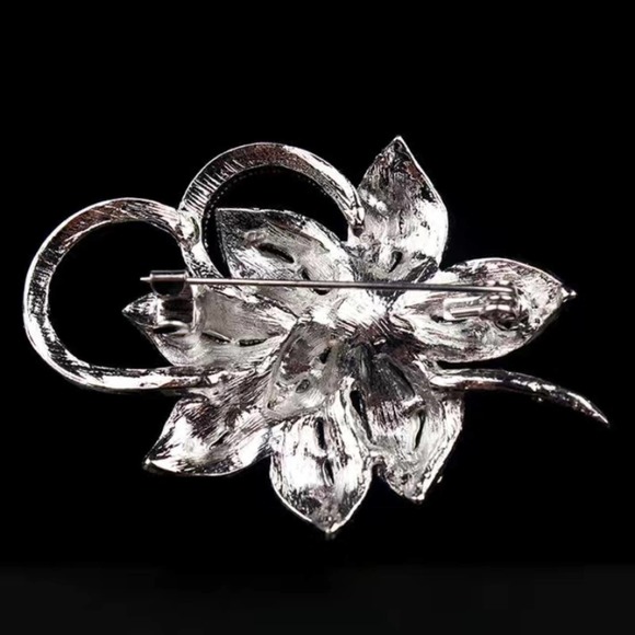 NWT Elegant Faux Pearl Brooch Luxury Embellished Fashion Flower Pin - Picture 3 of 8